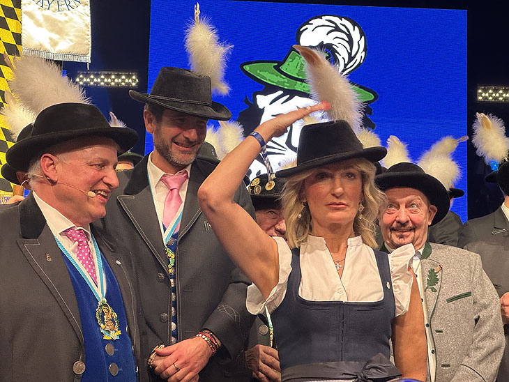 Ehrenfilser 2025 wurde Kabarettistin Monika Gruber, hier mit Filserpräsident und Paulaner Nockherberg Wirt Christian Schottenhamel (©Foto: Martin Schmitz) 